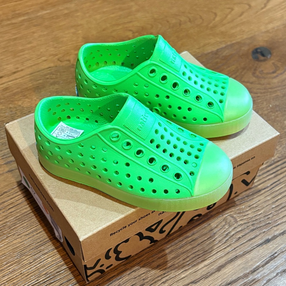 Native NWT Kids Jefferson Slip-On in Snap Green/Glow.  Size C7